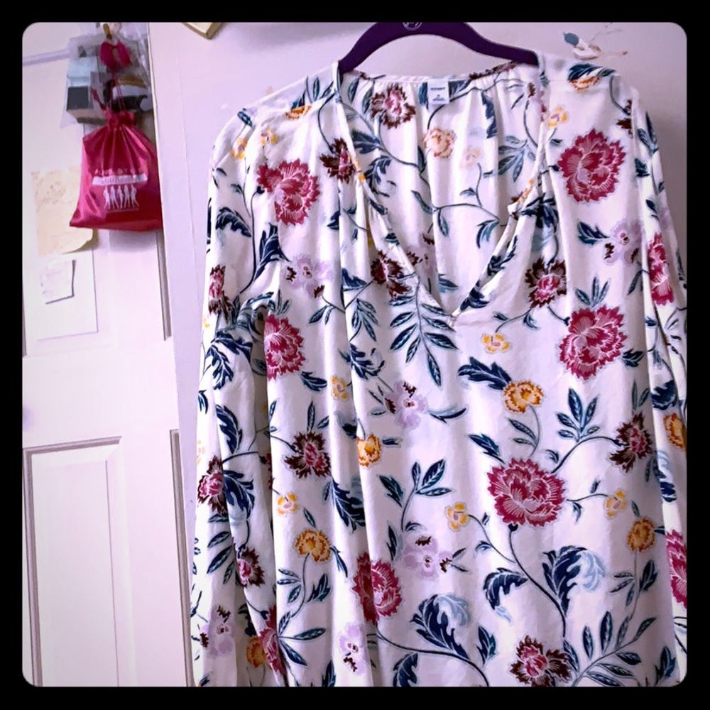 Old Navy long sleeve beautiful floral top!